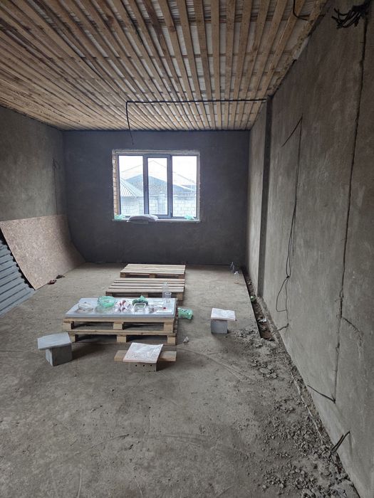 Продаётся дом из красного кирпича.