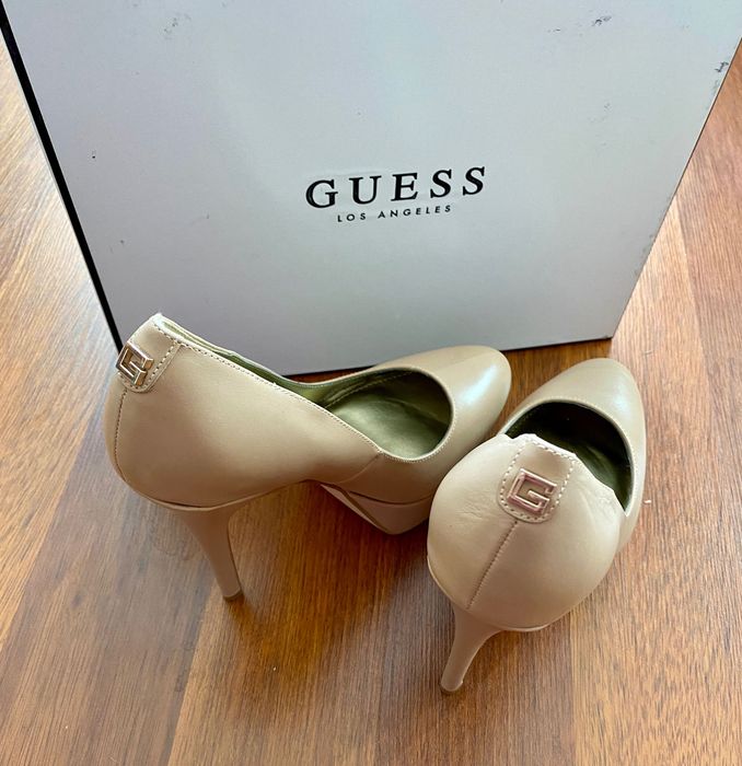 Бежови токчета на платформа Guess