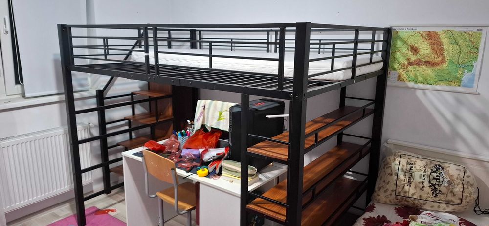 Pat suprapus cu scară de siguranță