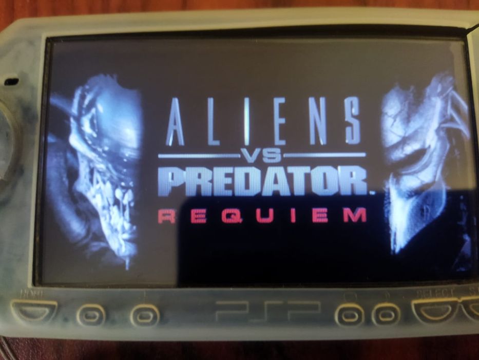 Продам портативную приставку psp 2000