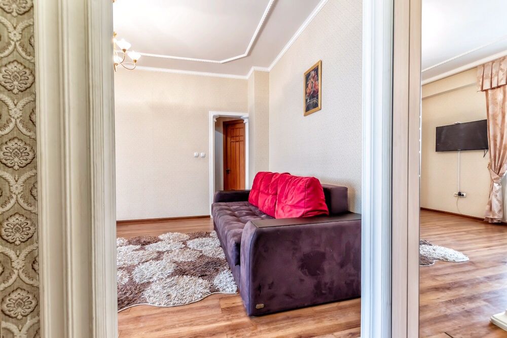 Хорошая, чистая,двухкомнатная квартира.Дом министерств .Байтерек.