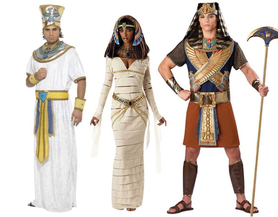 Огромна колекция от карнавални костюми