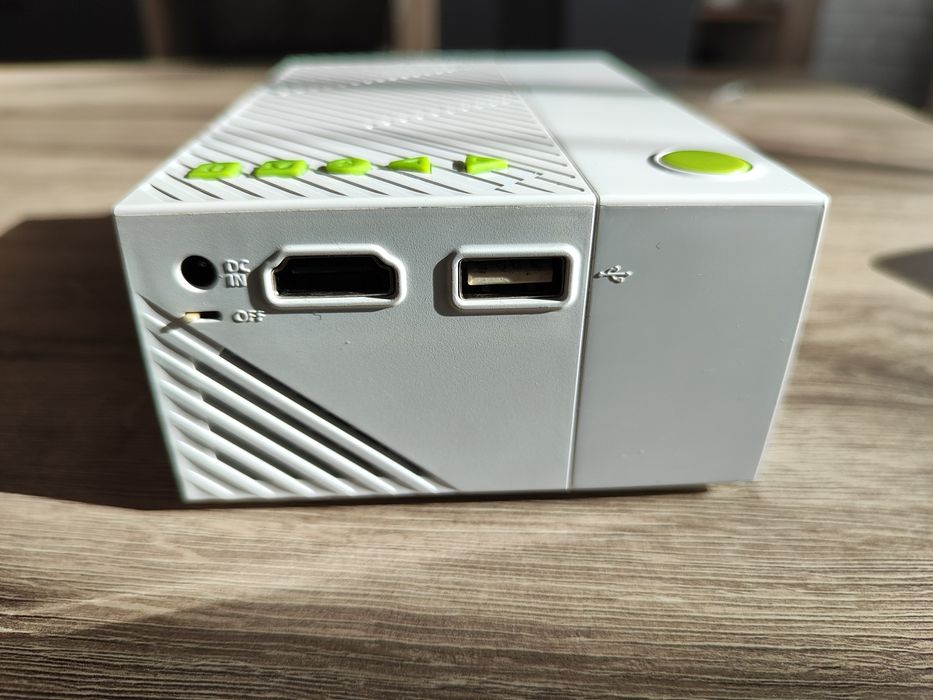 Преносим LED проектор YG310, 24-60 инча, 320x240, бял