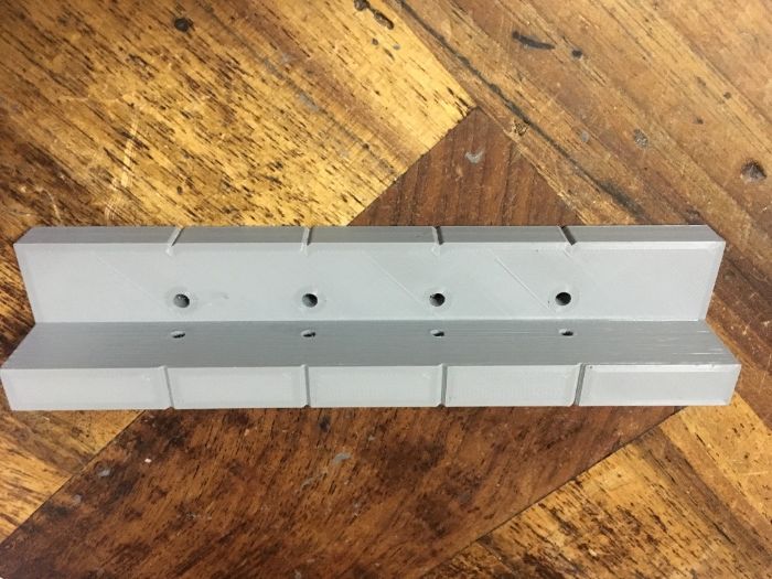 Sablon mobila plastic dur forma L pt holzsruburi , gauri de 3 si 4mm