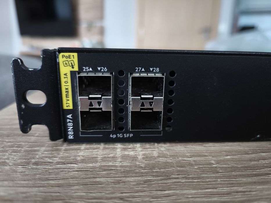 Мрежов суич HPE Aruba CX6000 24p + 4SFP, PoE+
