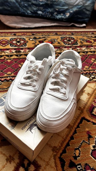 Женские кроссовки