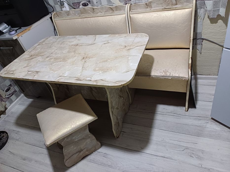 Кухонный стол и банкетка