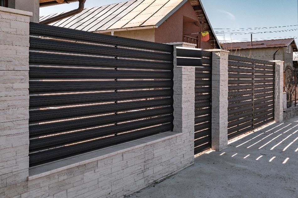 Garduri si porti din panouri stil jaluzele, sipca metalica, tabla cutata, plasa bordurata, fier forjat, BCA sau beton si alte modele disponibile