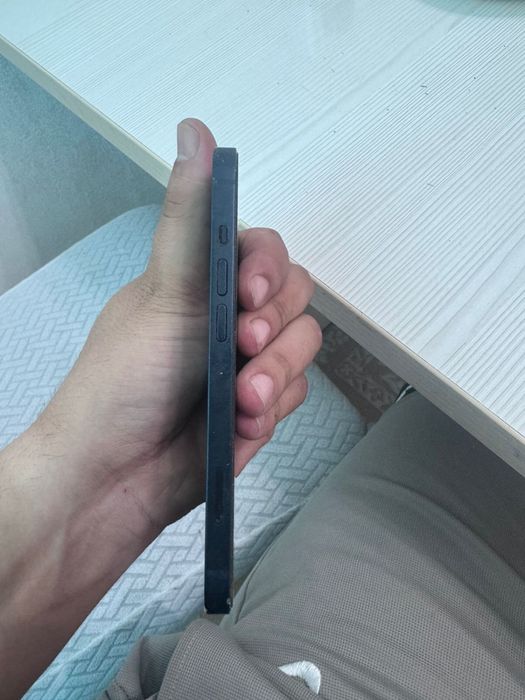Продам айфон 13 коробка имеется