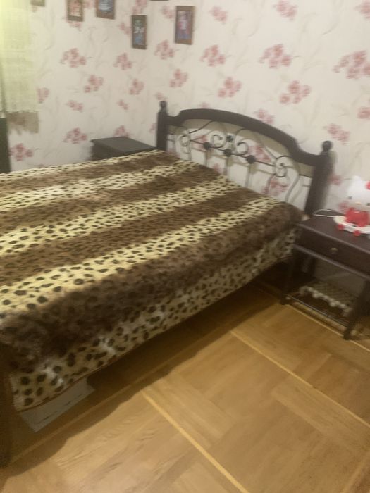 Металлическая кровать тумбочки трюмо