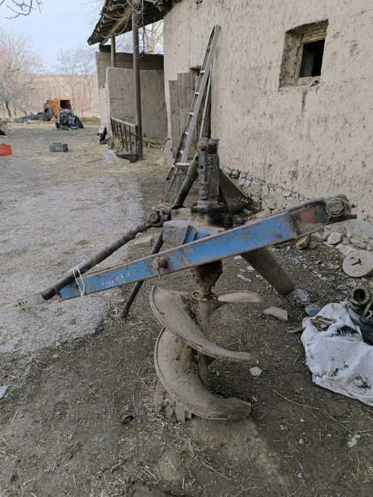 Koʻchat ekish uchun yama kazlash