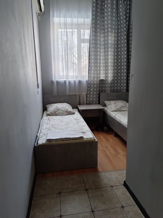 Гостиница на правом в центре