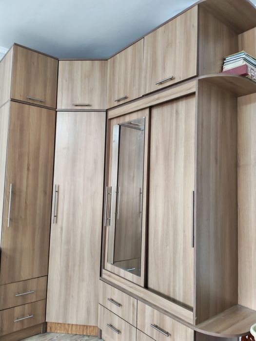 Угловой вместительный шкаф