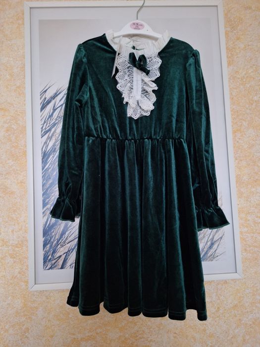 Rochie catifea verde închis cu detalii din dantelă, 4 si 7 ani