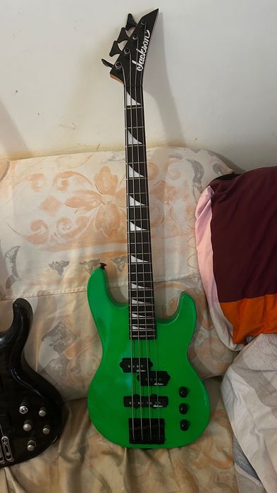 Разпродавам колекция от бас китари