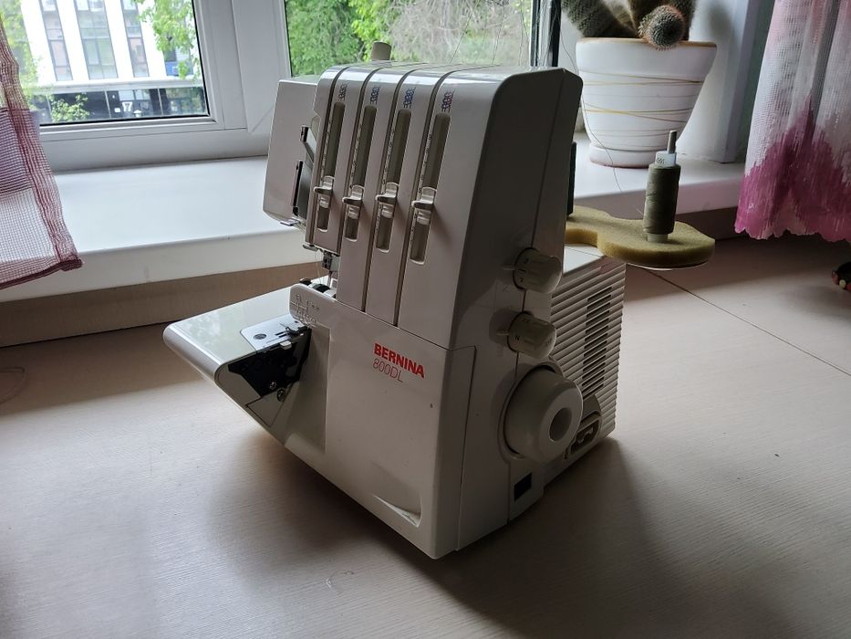 Продам бытовой оверлог BERNINA 800DL