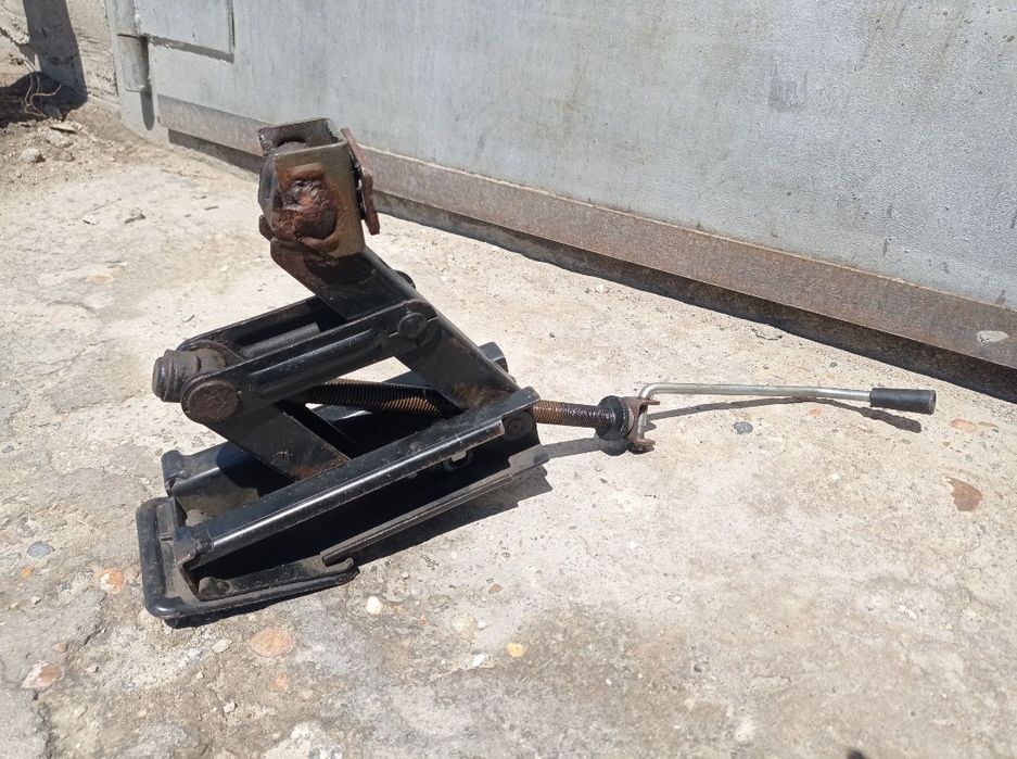 Домкрат для легкового автомобиля