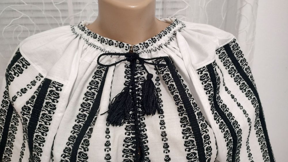 Ie tradițională cu motive florale țesute, zona Făgăraș