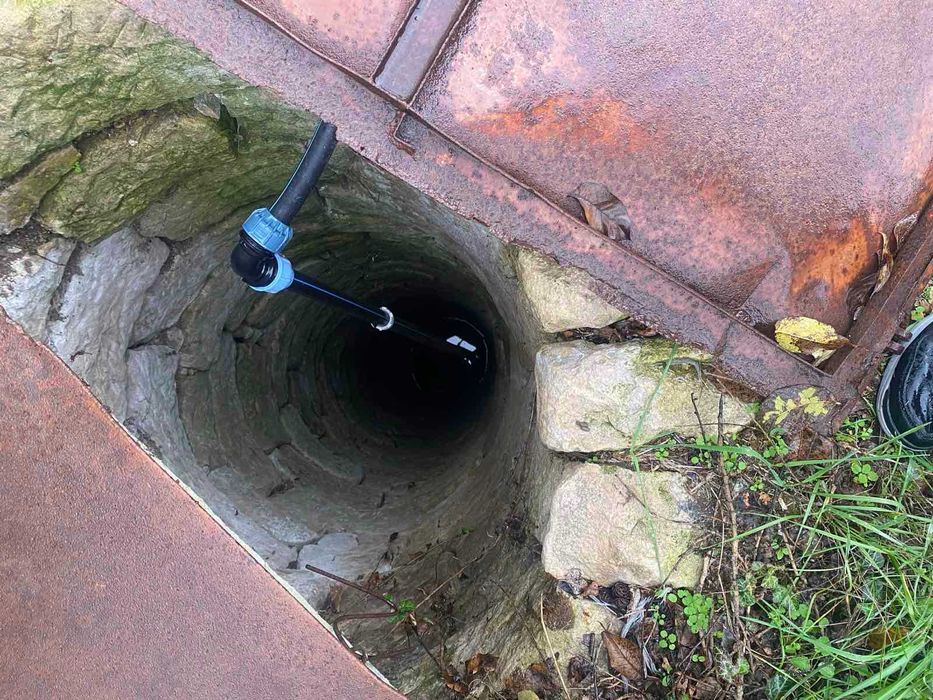 Голям двор с 3 отделни постройки