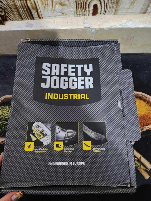 Мъжки работни обувки с метално бомбе 42 номер