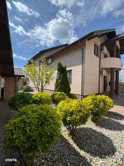 Vila Superba pentru 2 familii /9 Camere /Curte 721
