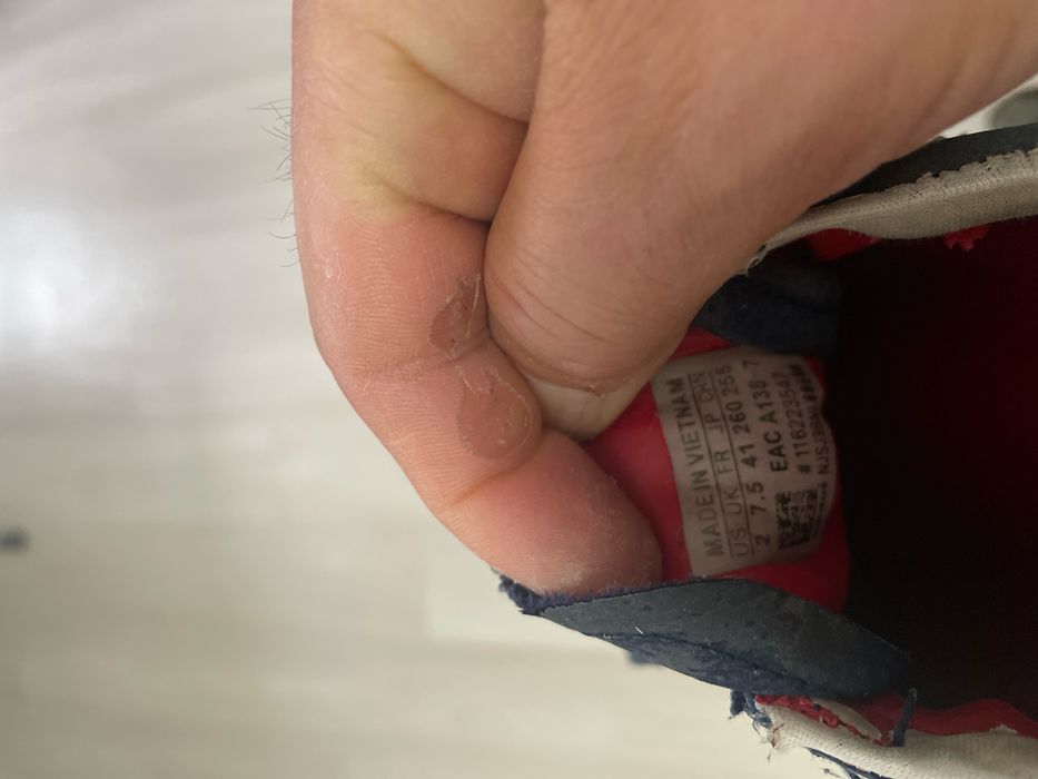 Продам кроссовки адидас 40 размер