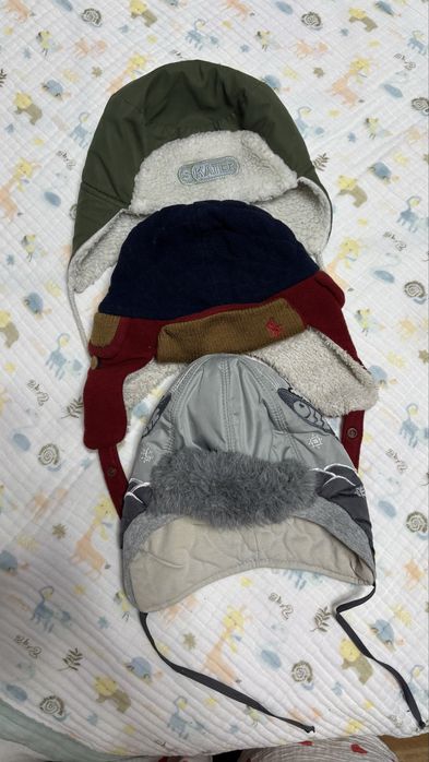 Продам детские шапки и перчатку