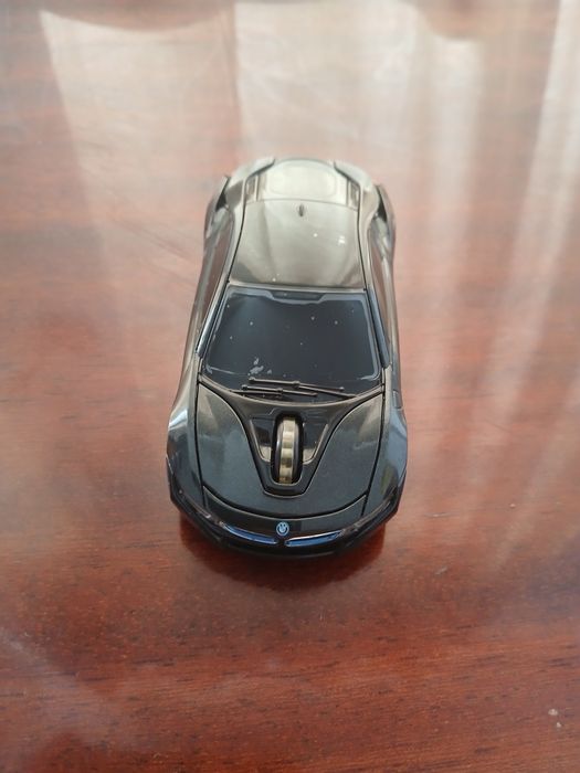 Mouse BMW i8 de colecție