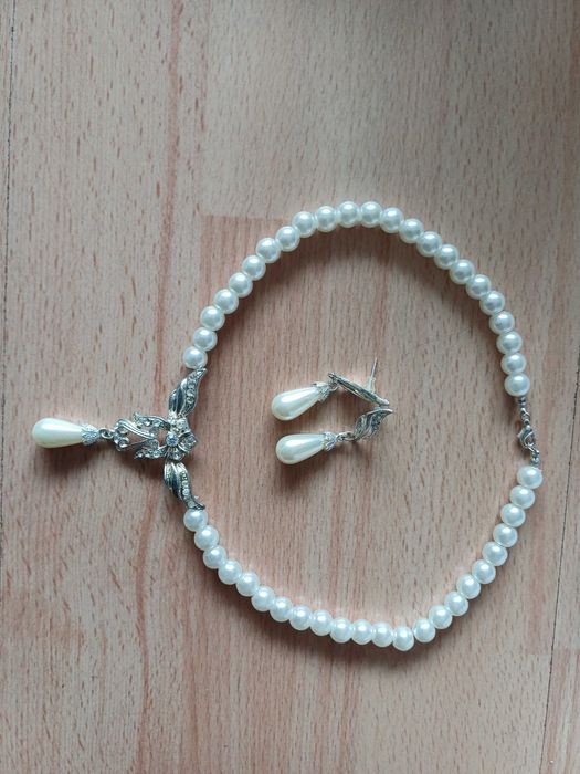 Бижута, колие и обици