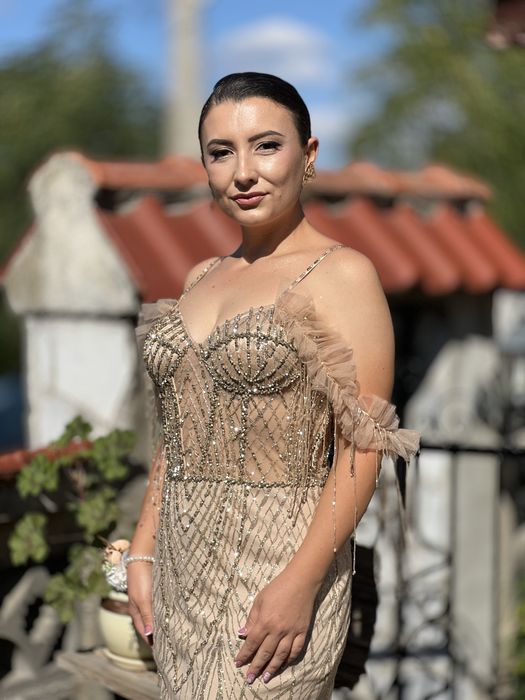 Официална рокля.