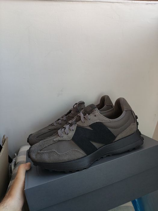 New Balance 327 sneakers culoare verde military cu negru mărimea 42.5 noi originali