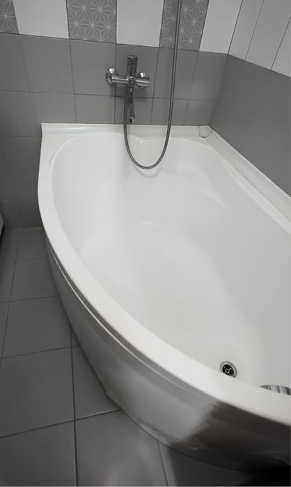 Продам Ванну угловую в форме капли