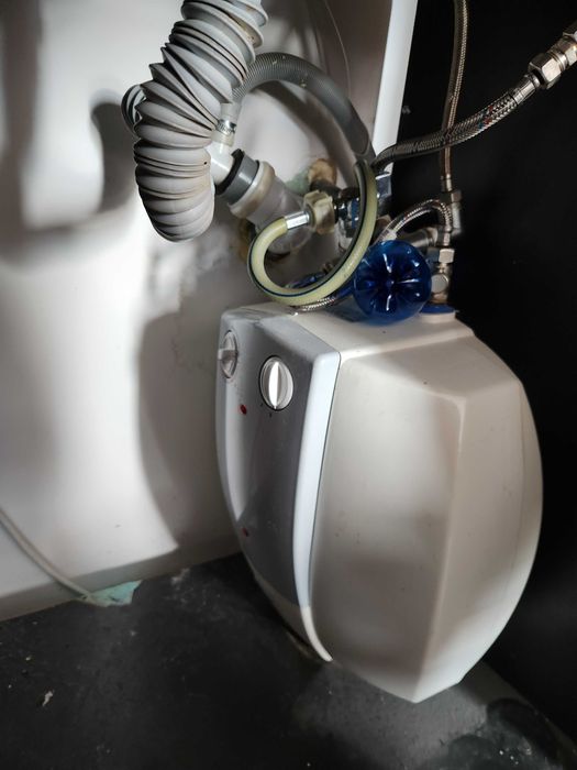 Продава се кухня 2м с техника и масата