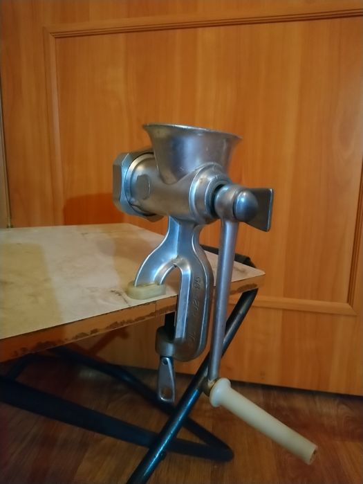Продам мясорубку механическую