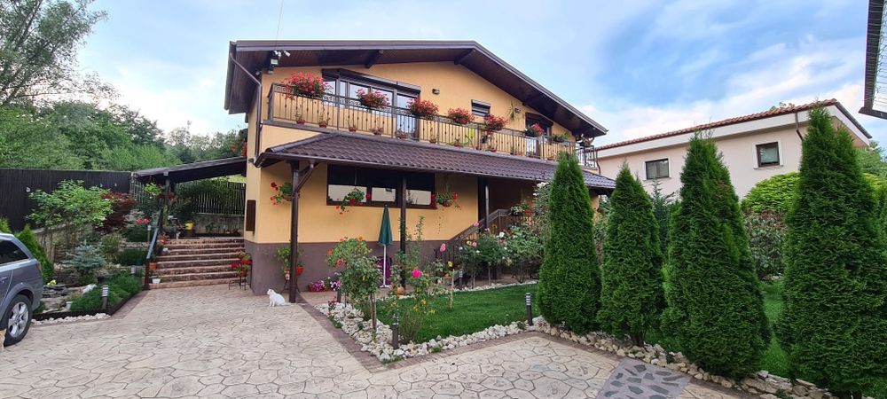 Vând casa în Câmpina