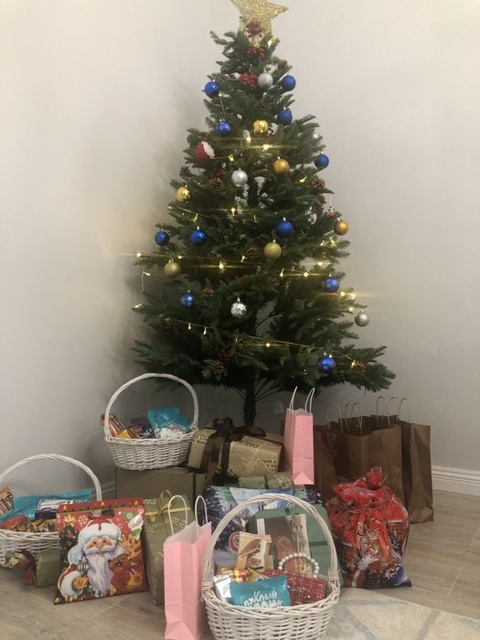 Продается елка (смешанная: литая+ПВХ) Высота 2,10м