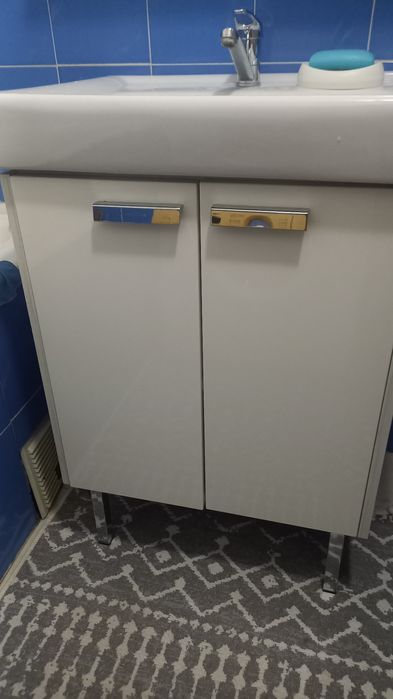 Тумба с зеркалом в ванную