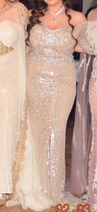 Официална рокля.