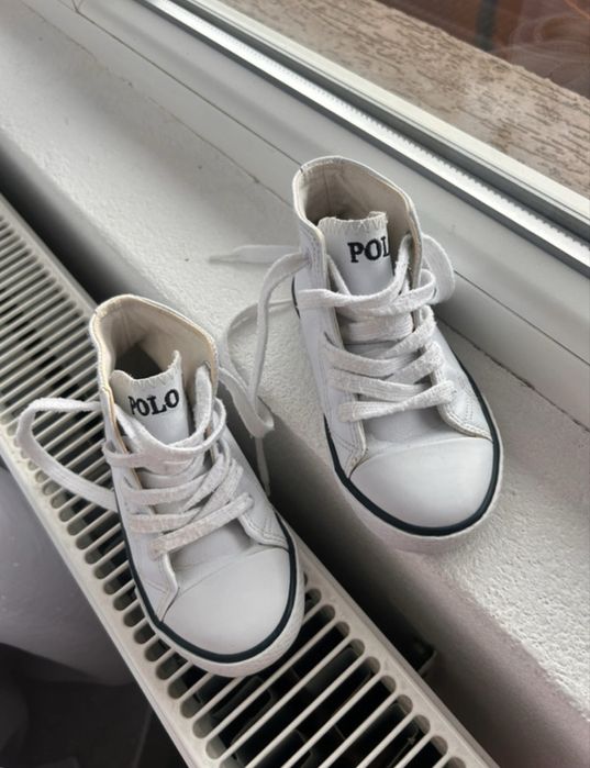 Adidași tip high-top albi pentru copii