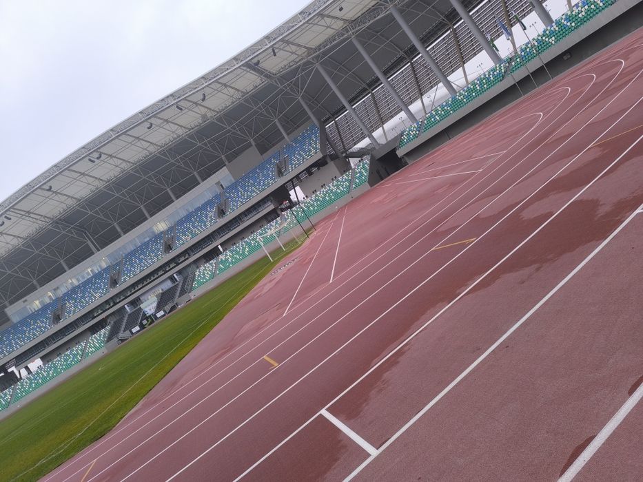 Резиновое покрытие й спортивный устройство