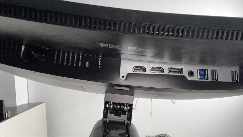 Monitor Dell curbat LED VA 31.5”, WQHD, Display Port, 165Hz, Freesync