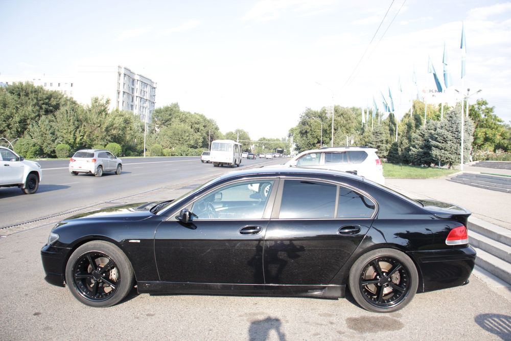 BMW 745i 2002 год