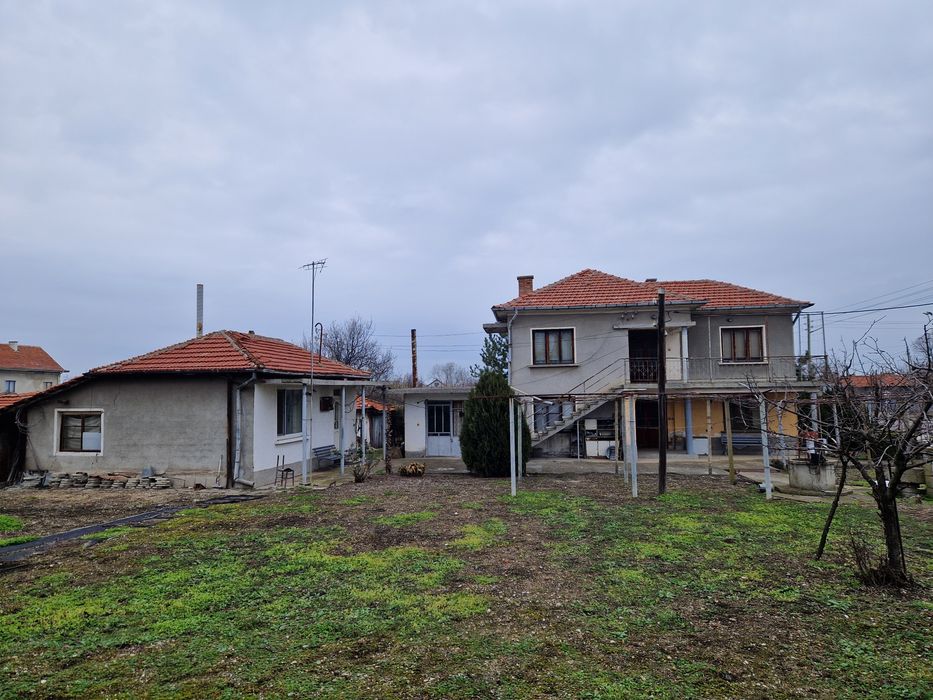 Двуетажна къща в село Средец