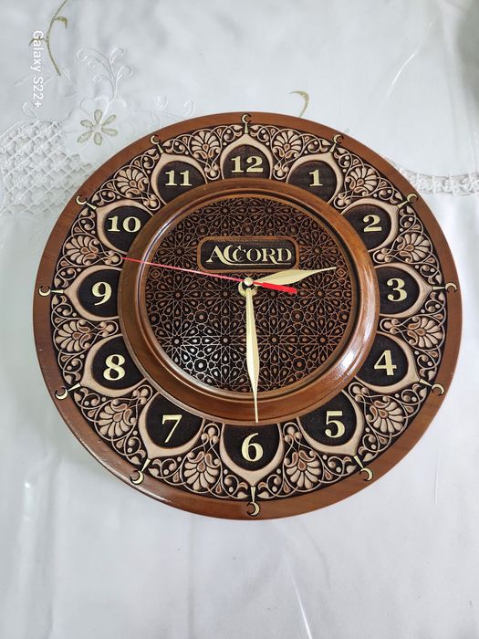 Suvenir Soat lagan Yong'oq daraxtidan yasalgan 80% qo'l mehnati