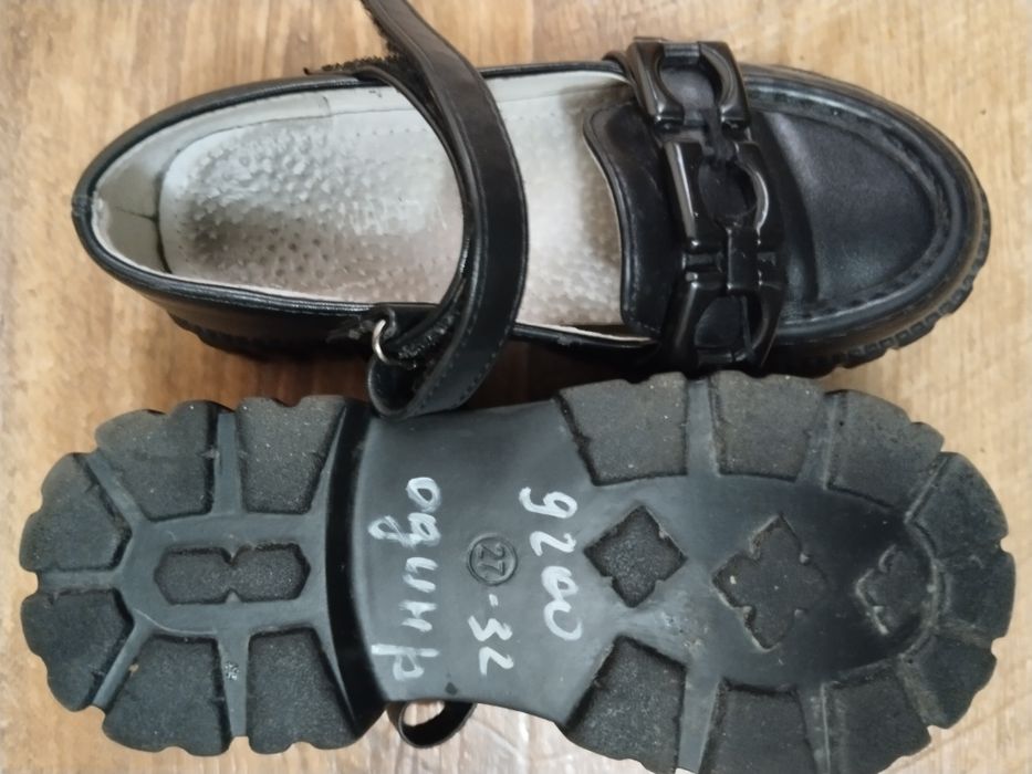 Продам школьные туфельки