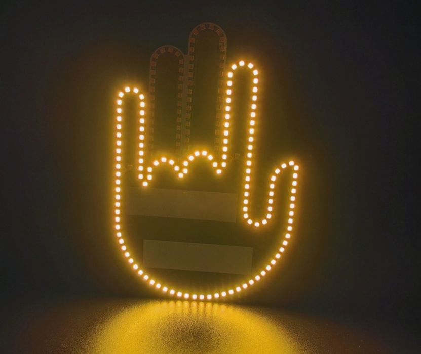 Светодиодный знак на заднее лобовое стекло автомобиля с пультом.