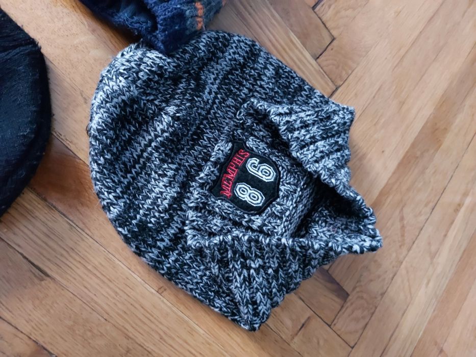 Vând căciuli diverse.