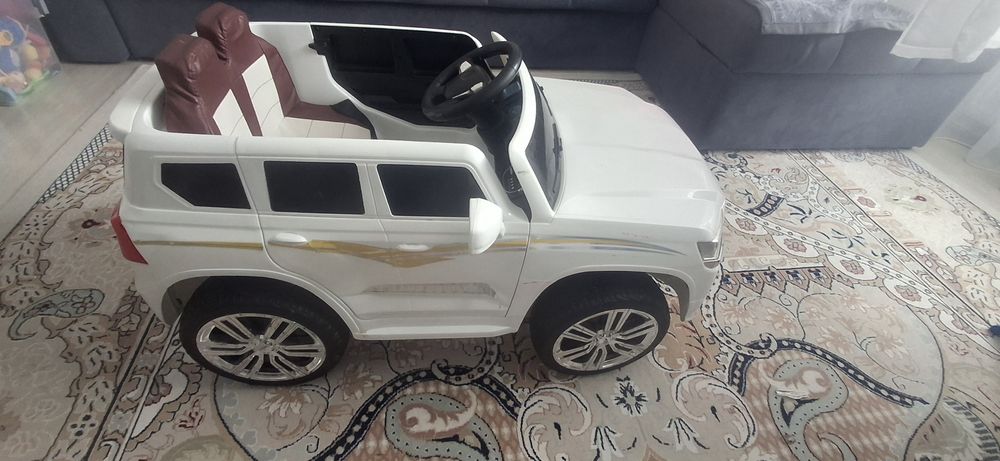 Продам детскую машинку на пульте