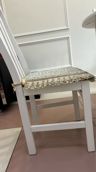 Белый стол из чистого дерева