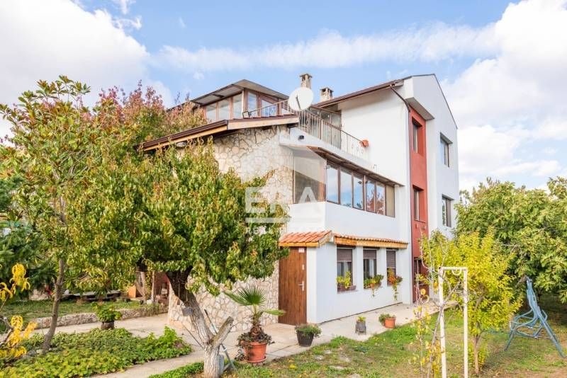 Триетажна, ексклузивна, напълно обзаведена къща за продажба, с простор